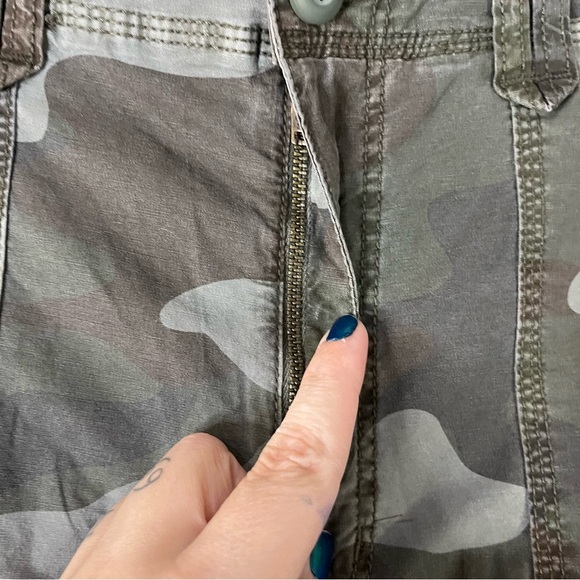 American Eagle Stretch Convertible Baggy Cargo Jogger in Camo - Picture 6 of 13